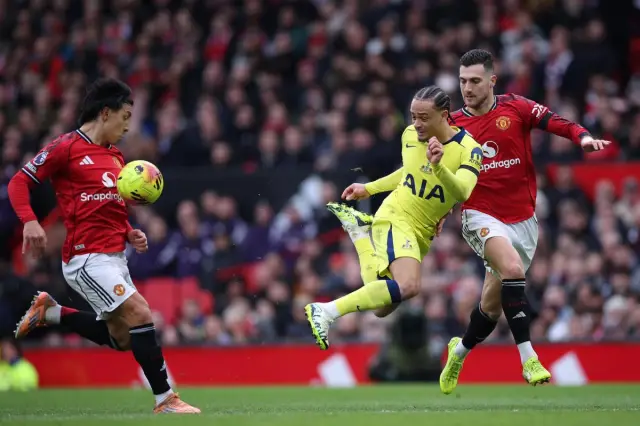 Четвърти пореден успех Ман Юнайтед при Карик, червен картон на Ромеро улесни пропадането на Тотнъм