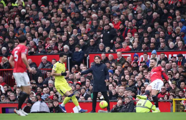 Четвърти пореден успех Ман Юнайтед при Карик, червен картон на Ромеро улесни пропадането на Тотнъм