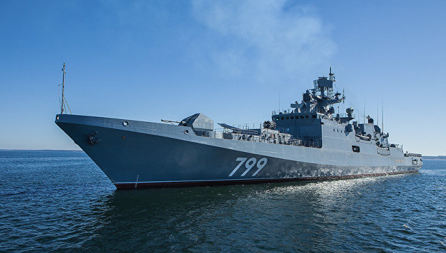 Руски боен кораб под наблюдение