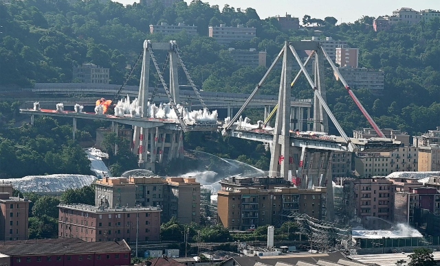 Взривиха моста-убиец в Генуа (СНИМКИ)