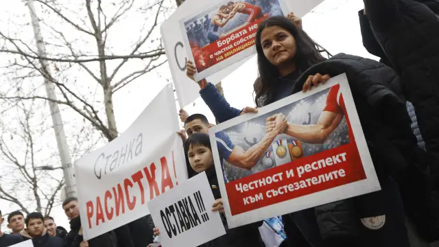 Протест пред спортното министерство: борци и фенове настояват за оставката на Станка Златева - СНИМКИ