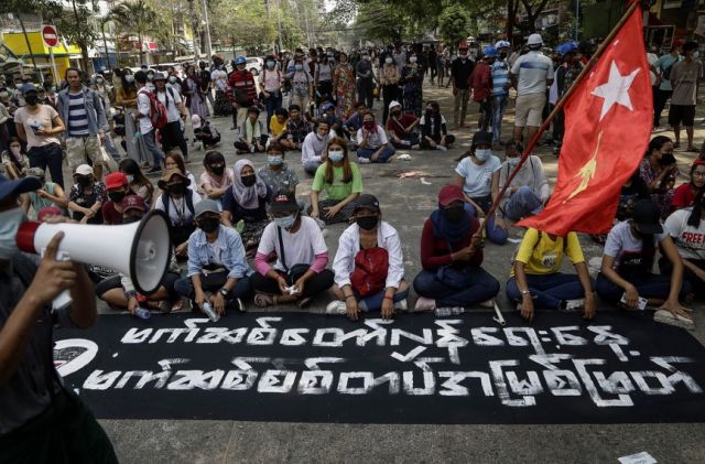  За 1 ден убиха 90 военни (СНИМКИ) 