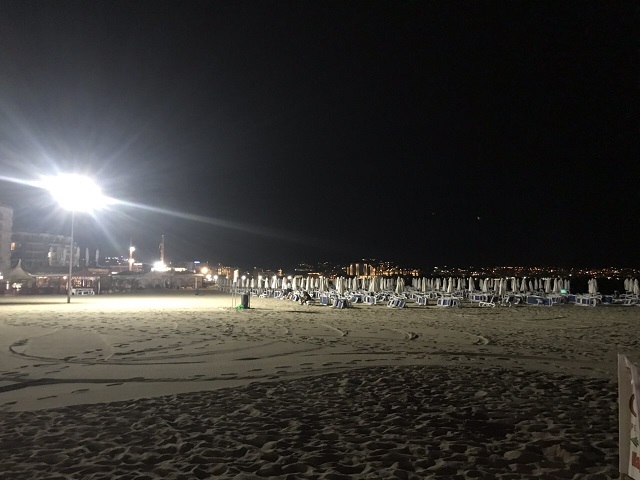 93 мощни лампи осветяват нощем плажа в Слънчев бряг СНИМКА