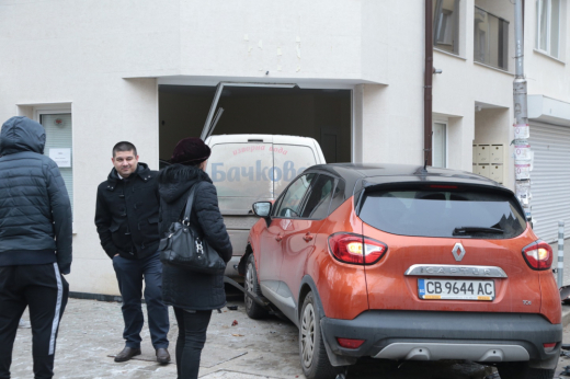 Автомобил се заби в сграда в центъра на София