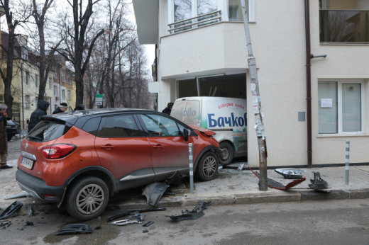 Автомобил се заби в сграда в центъра на София