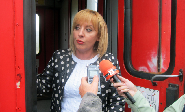 Мая Манолова прие 117 жалби само във влака