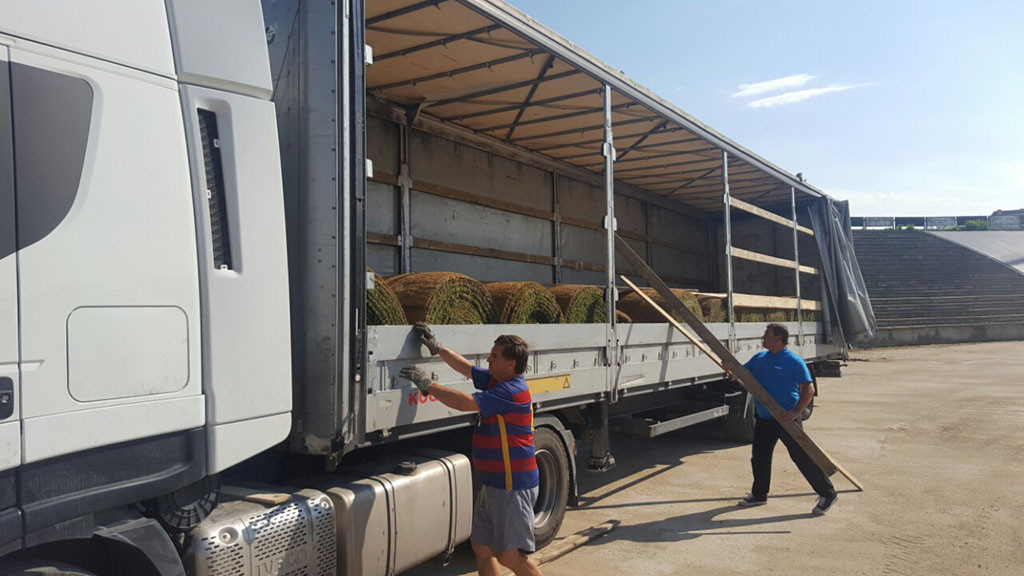 Първите нови чимове пристигнаха на "Лаута"