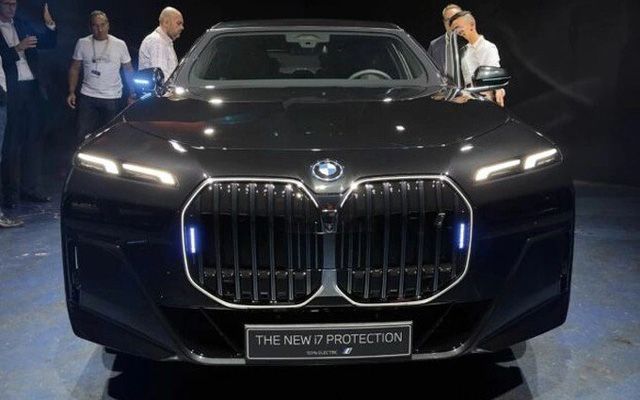 BMW пусна първата в света бронирана електрическа кола с пробег от почти 400 км - 2