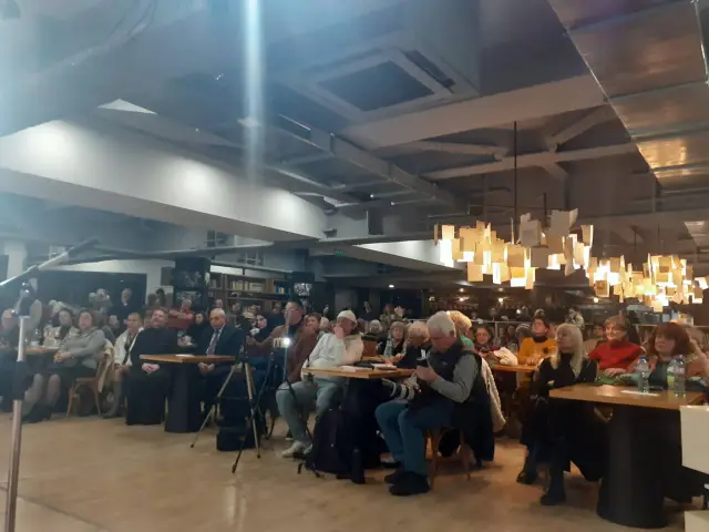  Премиерата на „ Цвете от патрони “ препълни „ Перото “ в НДК (ВИДЕО) 