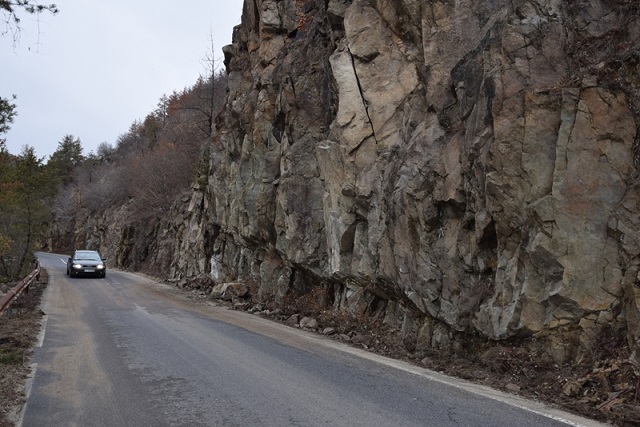 Опасни скали на пътя Ардино - Смолян (СНИМКИ)