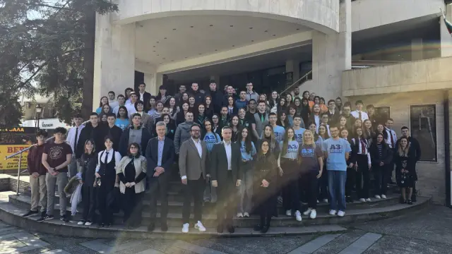 Вигенин пред ученици - посланици на ЕП: Европа трябва да осъзнае собствената си сила и да отстоява интересите си