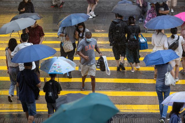 Тропическата буря Мулан се насочва към обхванатия от COVID китайски остров Хайнан