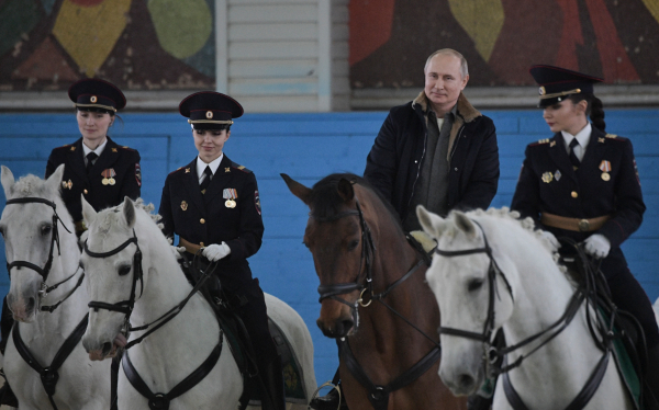 Путин язди с жени - полицайки