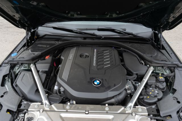 Напук на всички, BMW разработва нови двигатели с вътрешно горене
