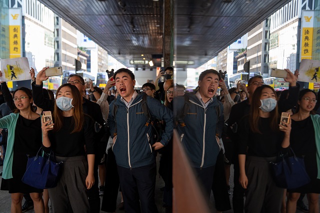 Уличната война в Хонконг се завърна (ВИДЕО+СНИМКИ)