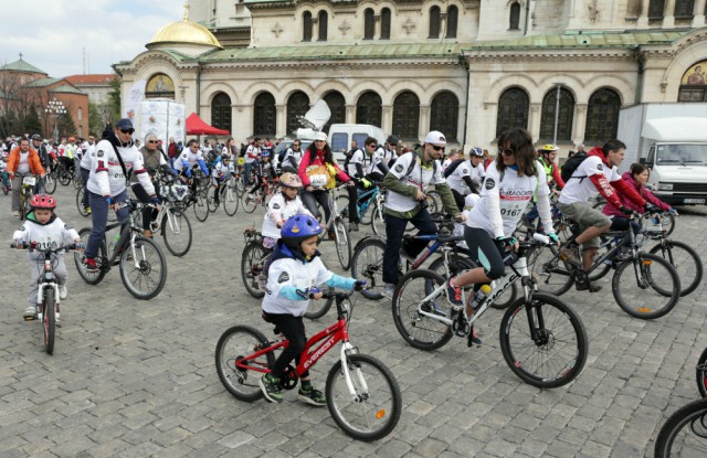 Стотици велосипедисти прекосиха София (Снимки)