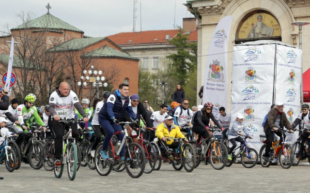 Стотици велосипедисти прекосиха София (Снимки)