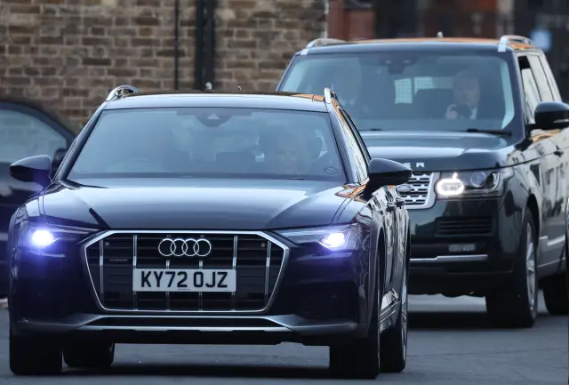 Кралица Камила посети крал Чарлз в болницата (СНИМКИ) | ФАКТИ.БГ Кралица Камила посети крал Чарлз в болницата (СНИМКИ)