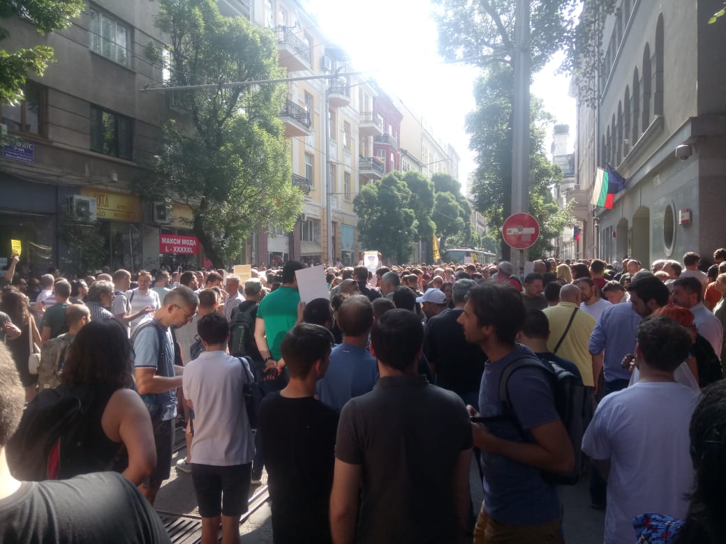 Протестите започнаха, "Оставка", "Мафия" и "Гешев вън" чу ВСС днес (СНИМКИ)