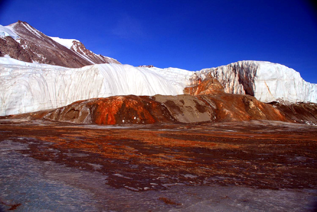 Разгадаха тайната на кървав водопад в Антарктида