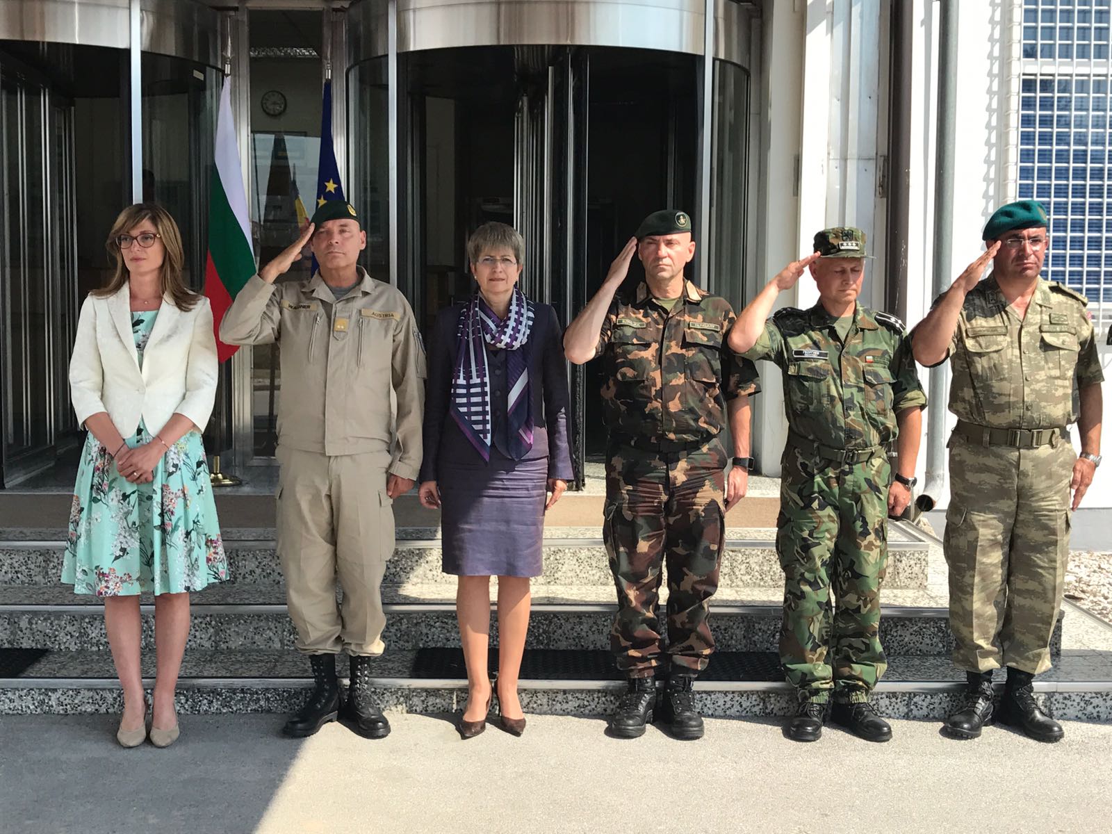 НАТО и EUFOR в Босна и Херцеговина посрещнаха Захариева с военни почести