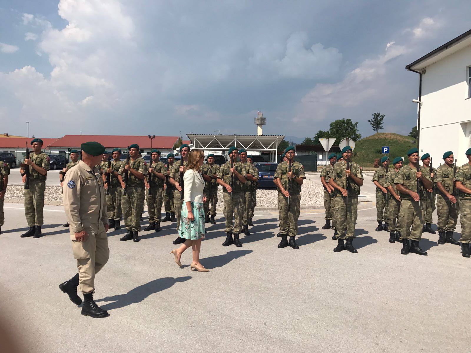 НАТО и EUFOR в Босна и Херцеговина посрещнаха Захариева с военни почести
