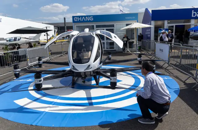 Франция и Израел преплетоха щпаги на най-голямото авиационно ревю (СНИМКИ)