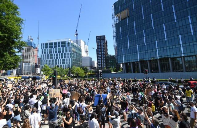 Мощен протест в Лондон заради смъртта на Джордж Флойд (СНИМКИ)