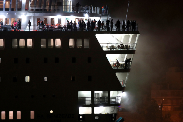 Пожар пламна на ферибот с над 1000 души