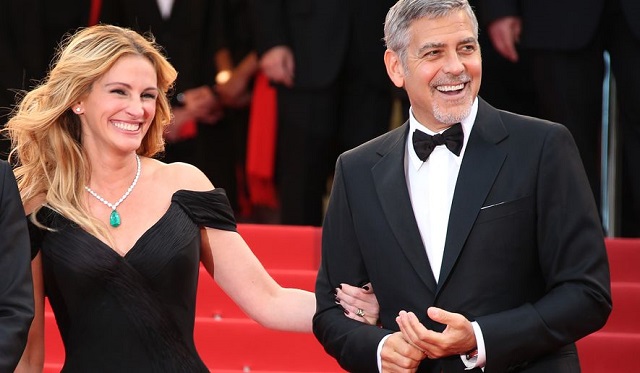 Хубавата Джулия награждава отличника Клуни