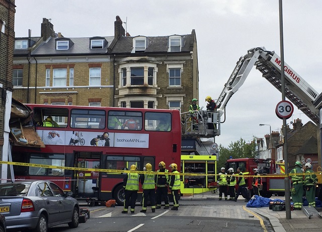 Двуетажен автобус се вряза в магазин в Лондон (СНИМКИ)