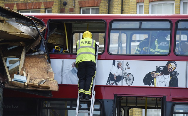 Двуетажен автобус се вряза в магазин в Лондон (СНИМКИ)
