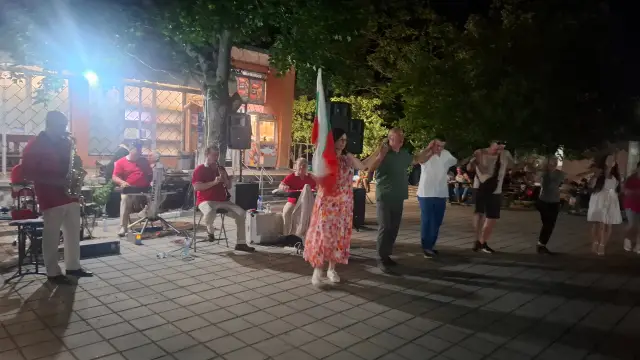 Традиционният събор на Езерово събра стотици гости | ФАКТИ.БГ Традиционният събор на Езерово събра стотици гости