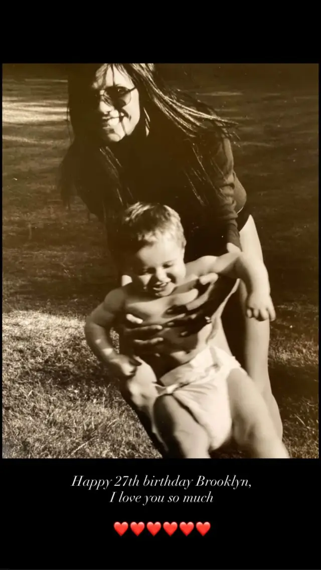 Виктория и Дейвид Бекъм честитиха рождения ден на Бруклин, той не ги отрази (СНИМКИ)