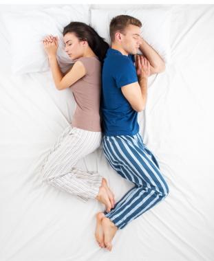 Какво разкрива за връзката ви позата, в която заспивате