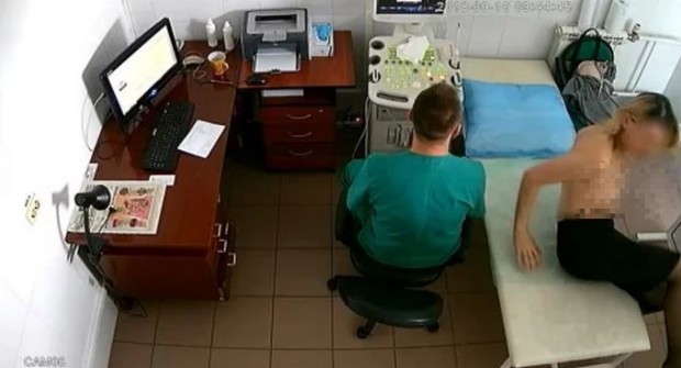 Гинеколог снимал пациентките си и качвал видеата в...