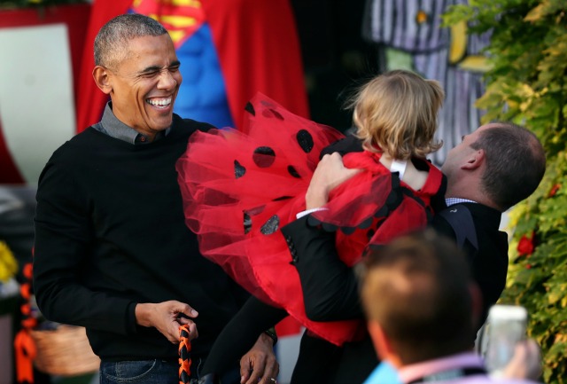 Барак и Мишел Обама танцуваха и раздаваха лакомства