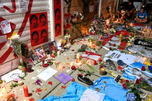  Хиляди съпроводиха катафалката с Марадона 