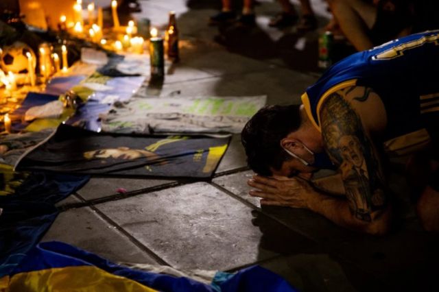  Хиляди съпроводиха катафалката с Марадона 