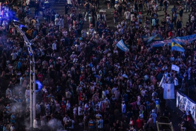  Хиляди съпроводиха катафалката с Марадона 