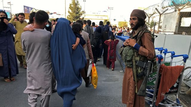 Афганистанските талибани наредиха на жените да ходят с бурка на обществени места