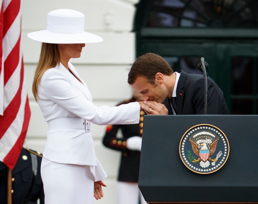 Френският президент си позволи да флиртува с първата дама на САЩ (СНИМКИ)