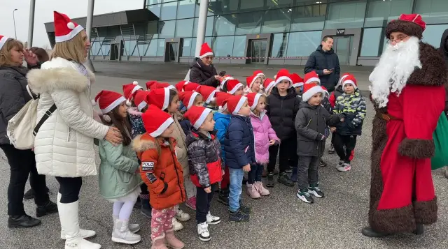 Дядо Коледа кацна с L-39 ZA на летище "Пловдив" СНИМКИ - 2