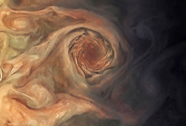 Гигантски вихър бушува на Юпитер (ВИДЕО+СНИМКИ)