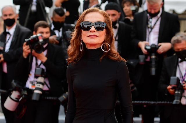  Анди Макдауъл сподели блестящи сиви коси на аления килим в Кан (СНИМКИ) 