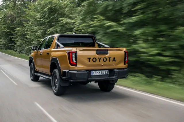 Тествахме новата Toyota Hilux на брутално офроуд трасе. Вижте и колко струва у нас