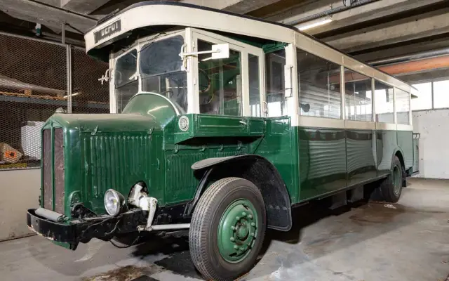 Продават се 100 автомобила Renault