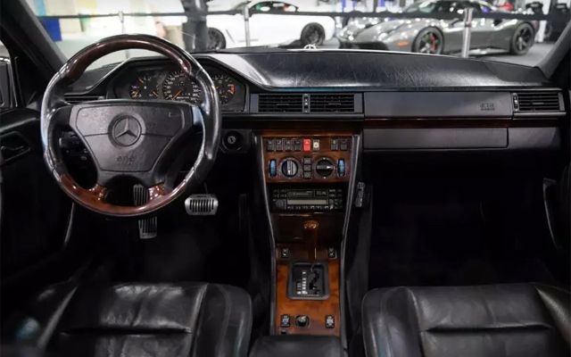 Само днес можете да си купите един от най-редките Mercedes-и W124