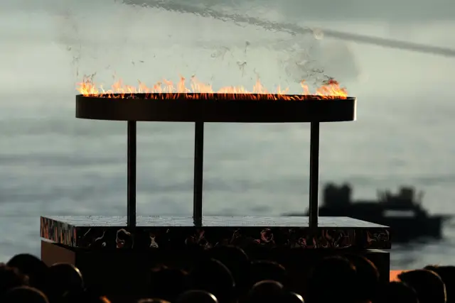 Oлимпийският огън бе посрещнат в Марсилия от 150 000 души (СНИМКИ)