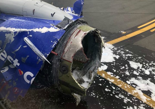 Самолет кацна аварийно във Филаделфия